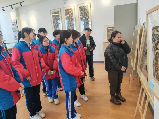 科左中旗文旅局組織學生參觀版畫展，推動文化藝術交流